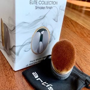 Artis Brush Palm Mini in Smoke Collection finish